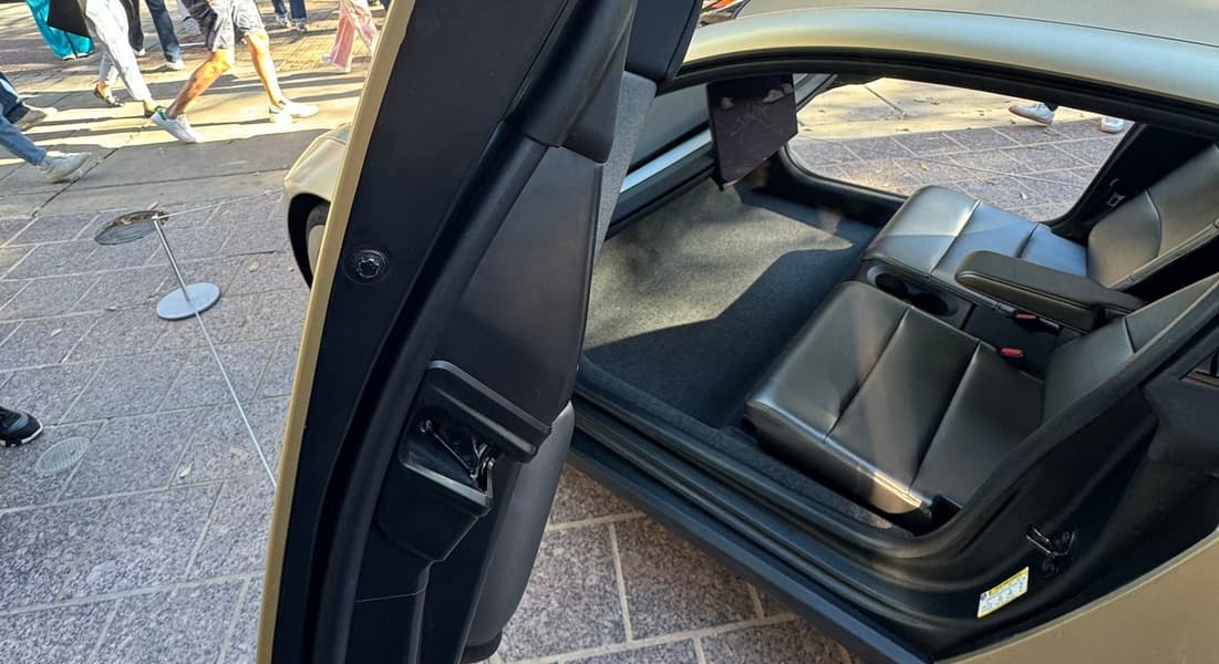 Новые Tesla Cybercab сделали с удобной посадкой для инвалидов-колясочников, двери можно открыть вручную даже при исчезновении электропитания - 1